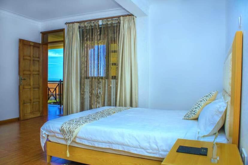 Rosemary Courts Bed And Breakfast Ентебе Екстериор снимка