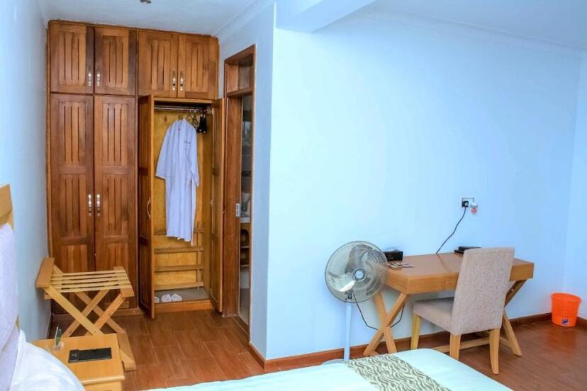 Rosemary Courts Bed And Breakfast Ентебе Екстериор снимка