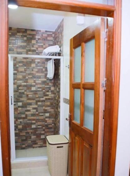 Rosemary Courts Bed And Breakfast Ентебе Екстериор снимка