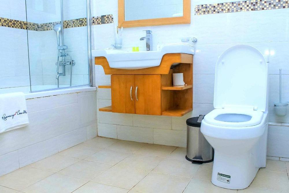 Rosemary Courts Bed And Breakfast Ентебе Екстериор снимка